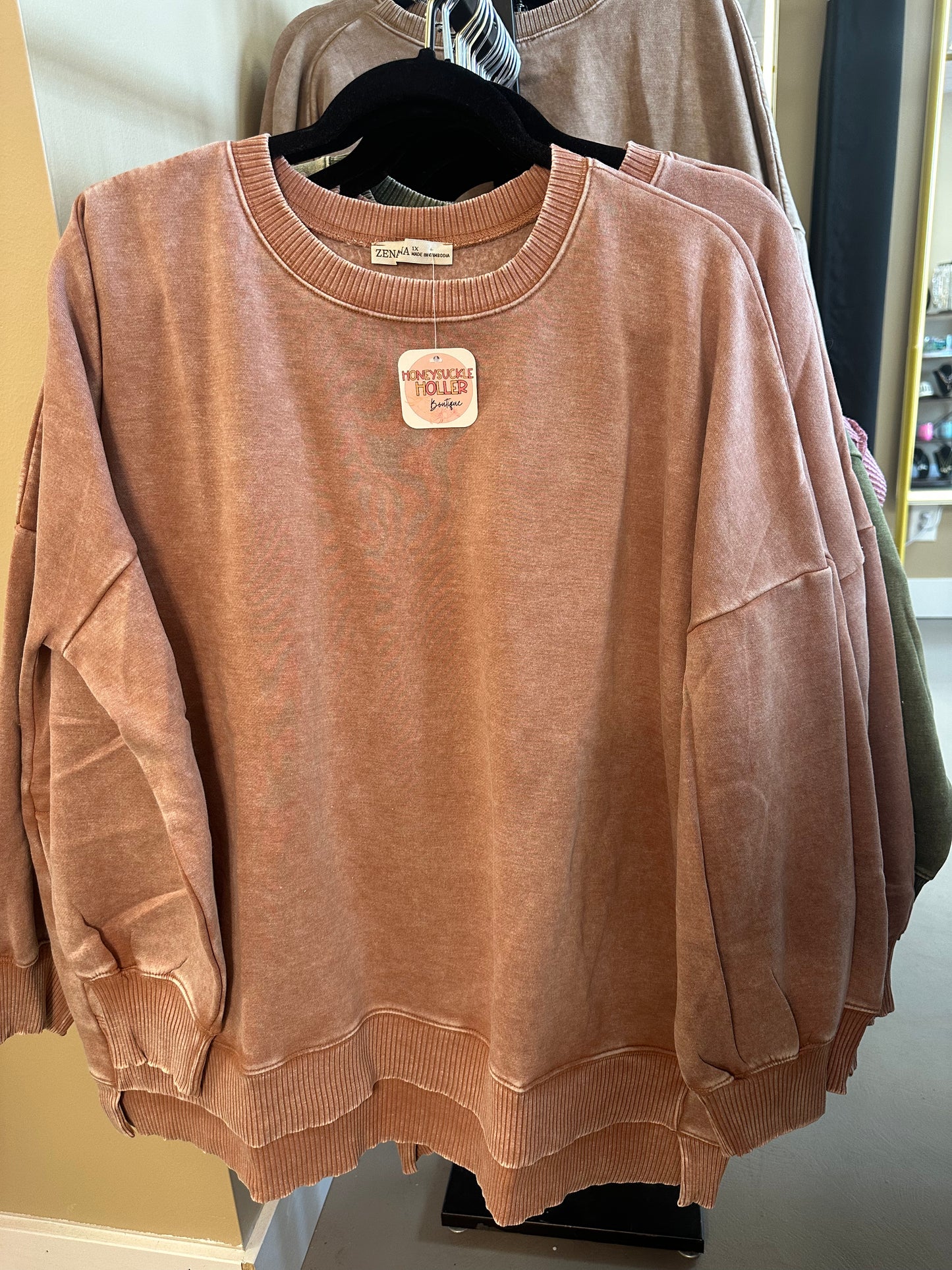 RUST PLUS ACID WASH FLEECE HILOW HEM PULLOVER