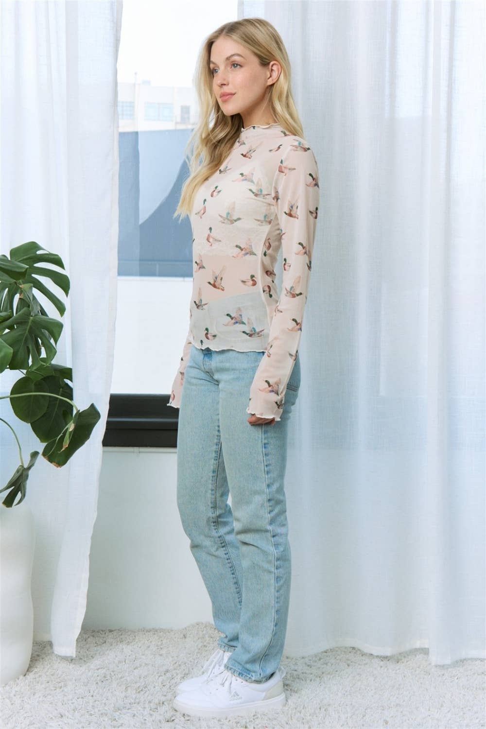MOCK NECK DUCK PRINT MESH TOP: Brown Multi / M